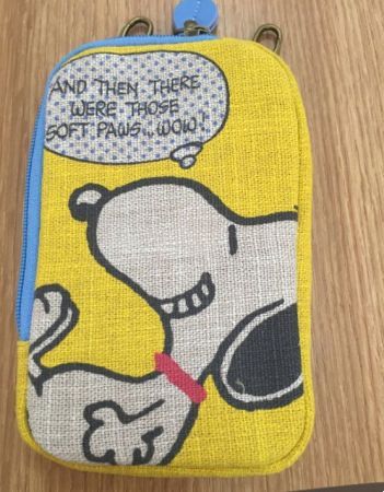 手にかばんを取る